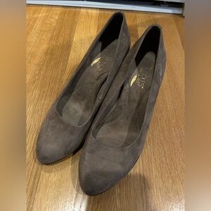 AEROSOLES Women's Beige/Dark Gray Suede Heels